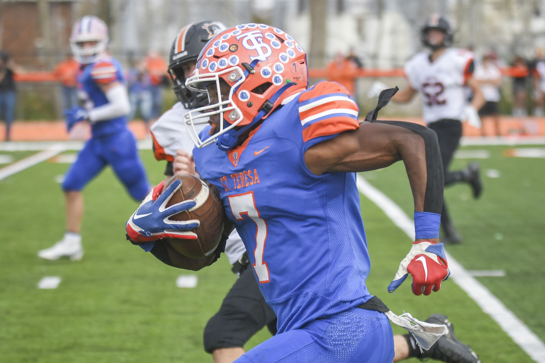 103022-dec-spt-st-teresa-football-gallery_04.JPG